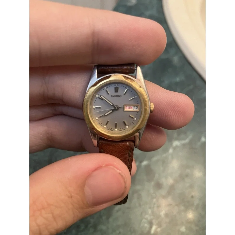 Ladies Seiko 7N83-0169 Day/Date Wrist Watch Needs Battery